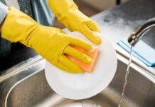 ¿Cuál es la manera correcta de lavar los platos y evitar la contaminación cruzada? Lavado de platos-Limpieza. Imagen obtenida de: Freepik