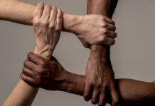 Cuando la empatía se vuelve política: la mirada de Anna Viesca Sánchez sobre movilidad humana y refugio Manos con distintos colores de piel - No al racismo