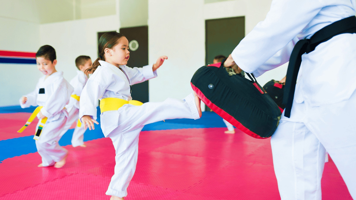 Niños practicando artes marciales