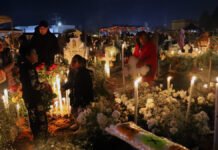 San Mateo Atenco prepara sus panteones para la tradicional Velada de Día de Muertos. Panteón de San Mateo Atenco