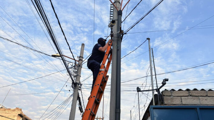 Persona subiendo un poste
