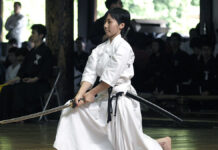 De Kenjutsu a Muay Thai: el entrenamiento multidisciplinario de Anna Viesca Sánchez Mujer practicando Kenjutsu