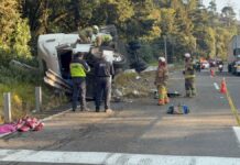Tráiler vuelca en la carretera México–Toluca; reportan una persona fallecida Tráiler vuelca- carretera México–Toluca