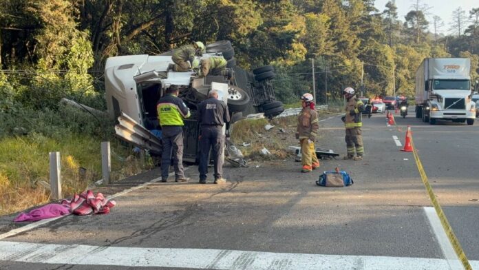Tráiler vuelca- carretera México–Toluca