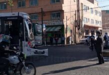 Accidente vial en Toluca: camión de transporte público y motociclista chocan Accidente-Transporte público y motocicleta.