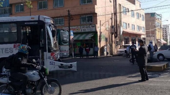 Accidente-Transporte público y motocicleta. Accidente-Transporte público y motocicleta.