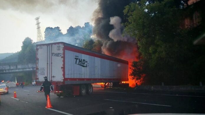 Incendio-Tráiler-México-Toluca Incendio-Tráiler-México-Toluca