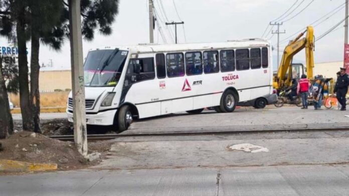 Transporte público-Atorado-Vías del tren Transporte público-Atorado-Vías del tren