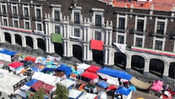 Maestros mantienen plantón en Toluca. Maestros mantienen plantón en Toluca.
