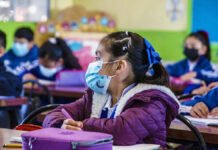 Uso obligatorio de cubrebocas en escuelas del Edoméx a partir del 9 de febrero Niños con cubrebocas