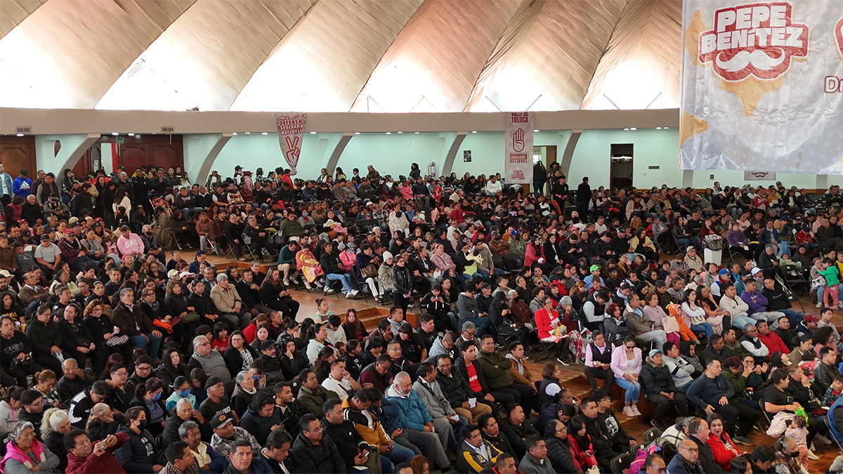 Simpatizantes de Yazmin Nájera en el Salón Rojo - Toluca