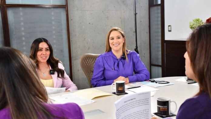 Ana Muñiz Neyra-mesa de análisis por el Día Internacional de la Mujer.