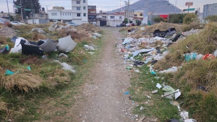 Basura y escombro- avenida Solidaridad Las Torres- Toluca Basura y escombro- avenida Solidaridad Las Torres- Toluca