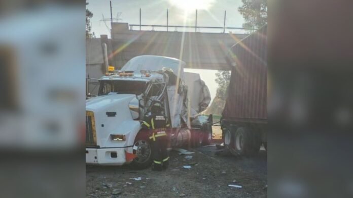 Choque en la autopista Toluca-Naucalpan. Choque en la autopista Toluca-Naucalpan.