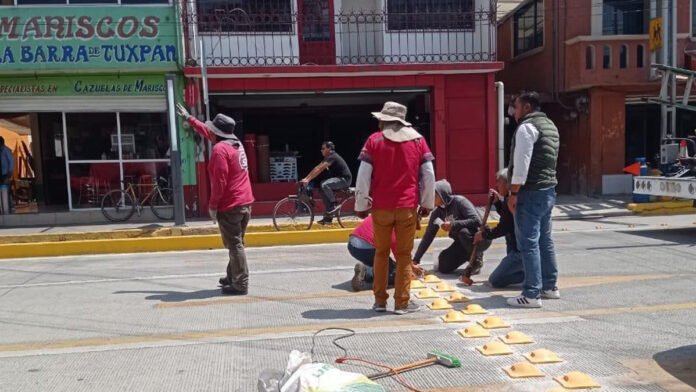 Colocan reductores de velocidad en Av Juárez, San Mateo Atenco