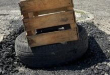 Hundimiento en Rancho La Mora pone en riesgo a automovilistas en Toluca Hundimiento- Rancho La Mora-Toluca