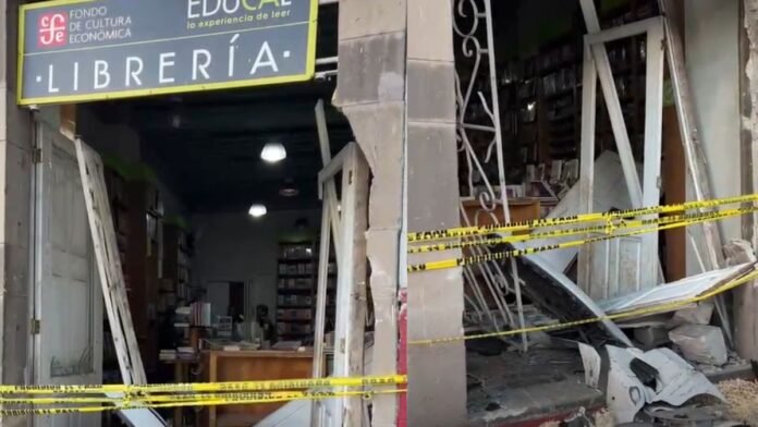 Accidente automovilístico causa severos daños a reconocida librería del centro de Toluca Accidente automovilístico causa severos daños a reconocida librería del centro de Toluca