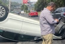 Volcadura en la México-Toluca provoca afectaciones viales rumbo a la Ciudad de México Automóvil particular termina con las llantas hacia arriba cerca de Puerta Santa Fe