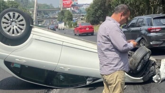Automóvil particular termina con las llantas hacia arriba cerca de Puerta Santa Fe