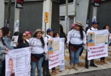 Madres de personas desaparecidas protestan frente al Estadio Nemesio Diez Madres de personas desaparecidas protestan frente al Estadio Nemesio Diez