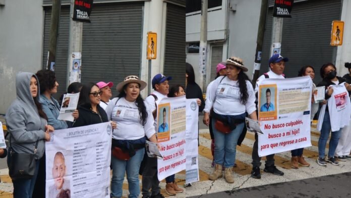 Madres de personas desaparecidas protestan frente al Estadio Nemesio Diez