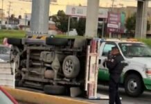 Vuelca camioneta sobre Paseo Tollocan y Las Torres; provoca afectaciones viales en Toluca vuelca camioneta en las torres