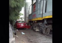 Auto intenta ganarle el paso al tren y termina impactado en Paseo Tollocan, en Toluca Accidente entre un automóvil y el tren genera movilización en Paseo Tollocan