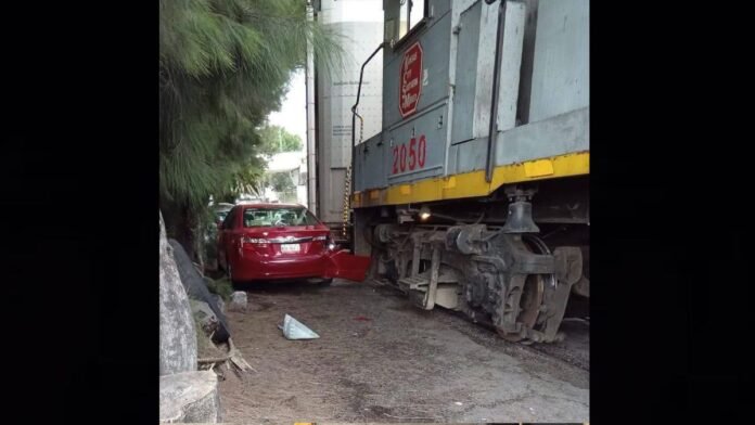 Accidente entre un automóvil y el tren genera movilización en Paseo Tollocan Accidente entre un automóvil y el tren genera movilización en Paseo Tollocan