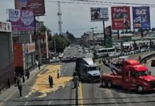 Volcadura de tráiler en Paseo Tollocan provoca caos vial; autoridades realizan maniobras para retirar la unidad volcadura de trailer en Tollocan