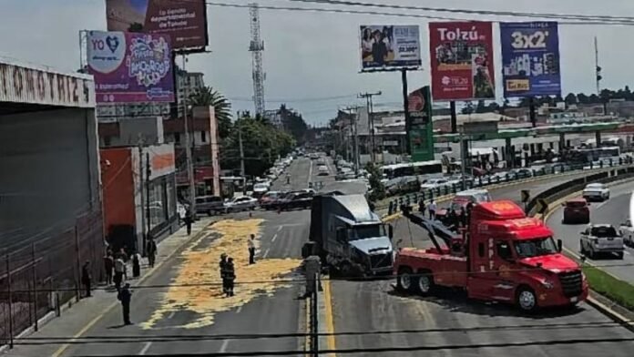 volcadura de trailer en Tollocan
