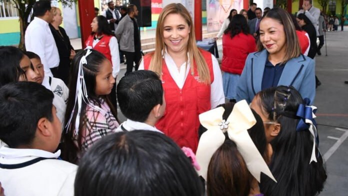 Ana Muñiz en escuela de San Mateo Atenco