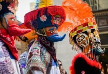 Delfina Gómez recibe traje de Chinelo de Ozumba y lo exhibirá en ofrenda de Día de Muertos Chinelos